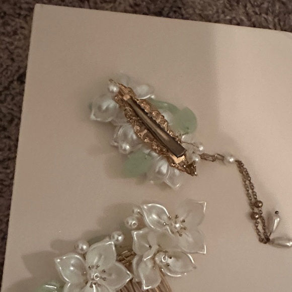 Elegant Floral Hair Accessory Set in White and Gold - Picture 9 of 9
